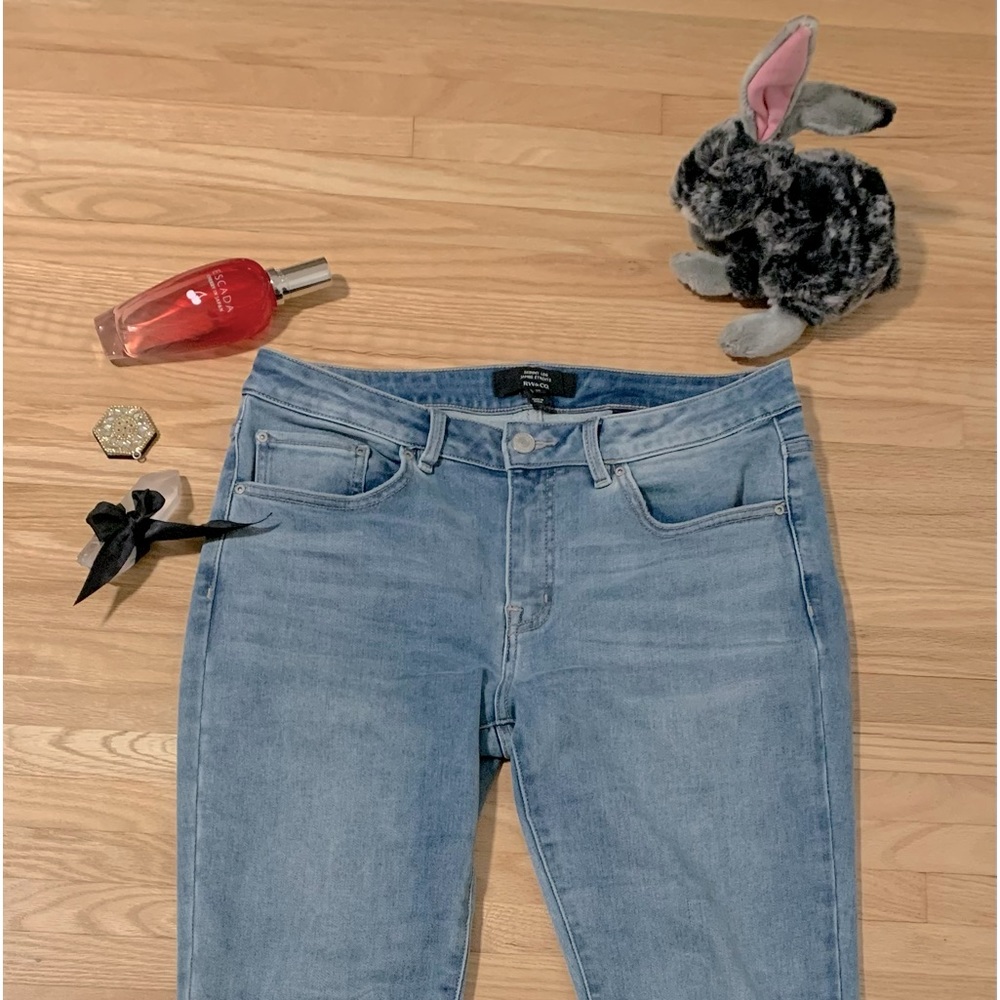 Size 30 RW&CO. Skinny Leg Jeans, light-wash.